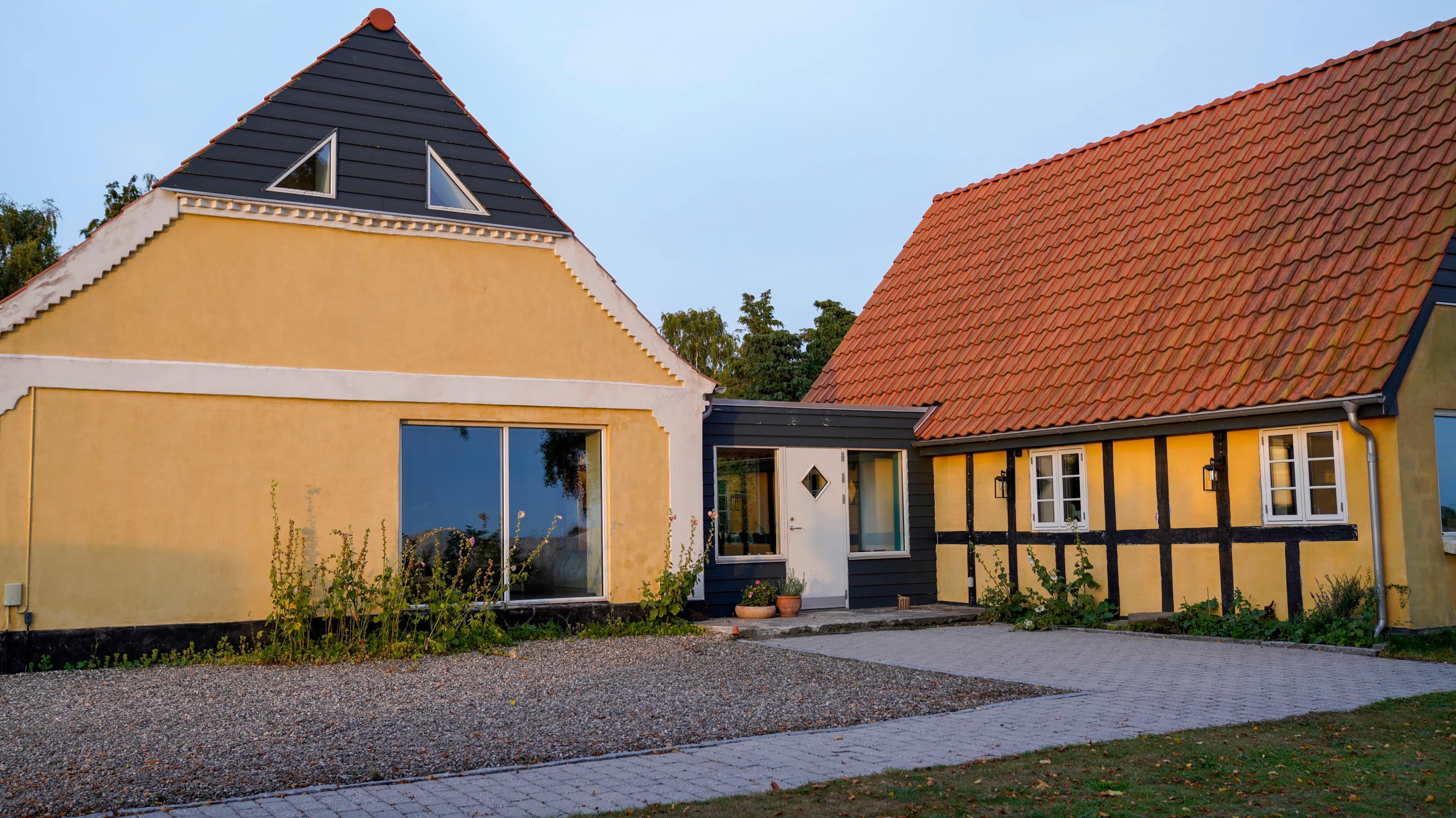 The entrance between the two wings of the house